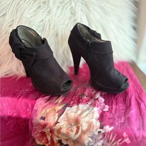 Report Black Peep-Toe Heels with Bow Accent